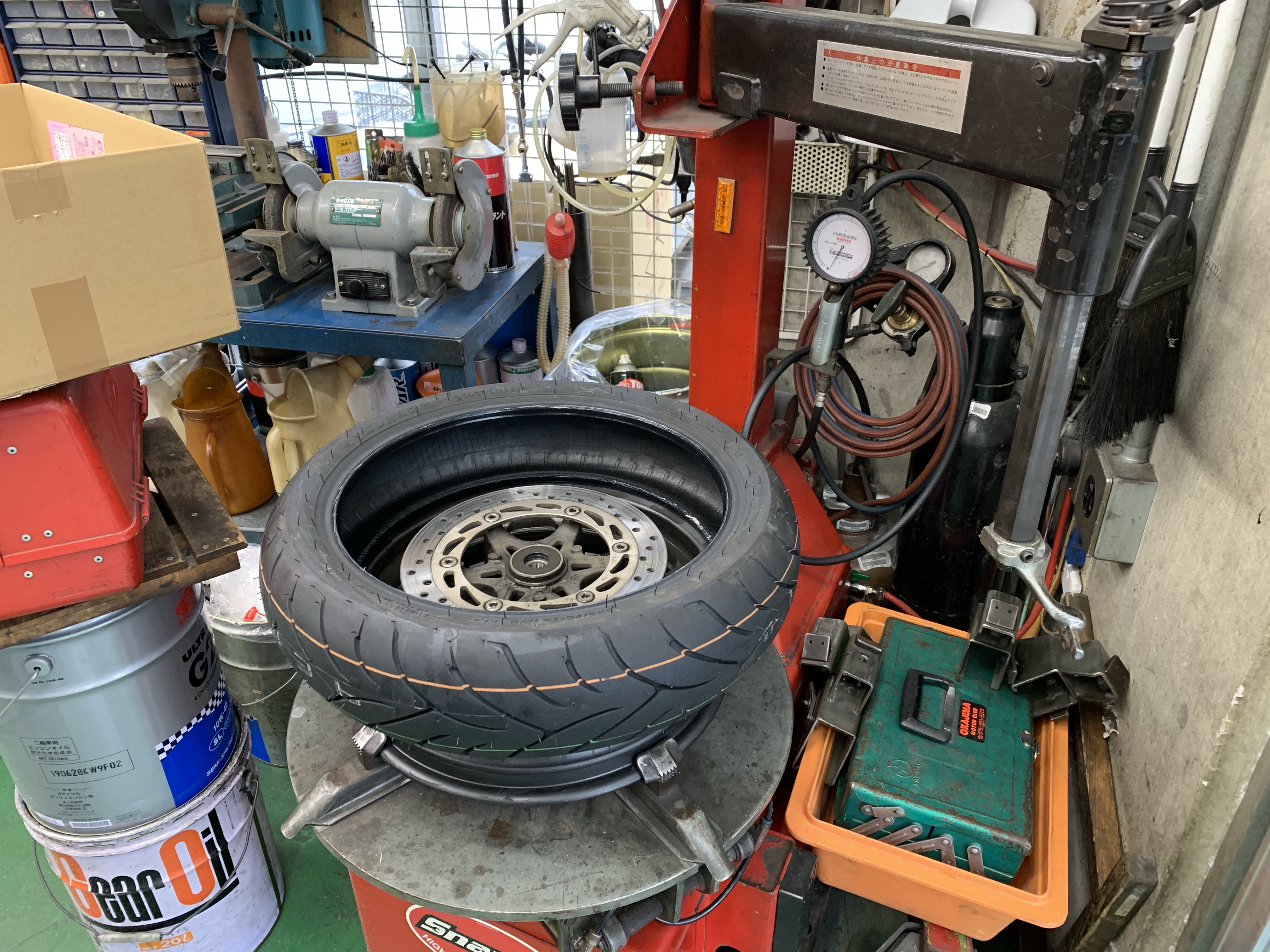 フォルツァSiのタイヤ交換 | 岡島モータークラブのスタッフブログ